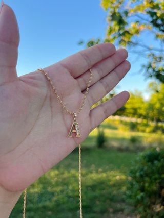 Collar con  letra y circonitas