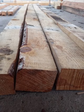 Vigas. Palos. Postes. Puntales. Vigas de madera
