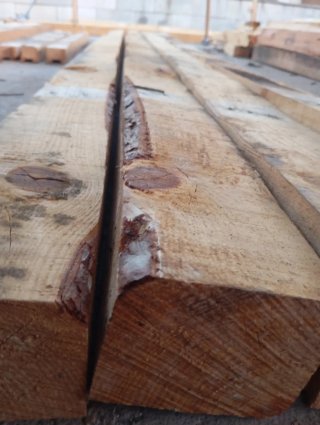 Vigas. Palos. Postes. Puntales. Vigas de madera