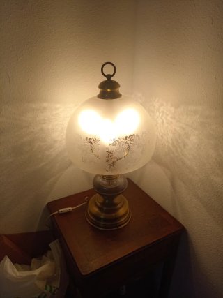Lámpara de mesa retro dorada