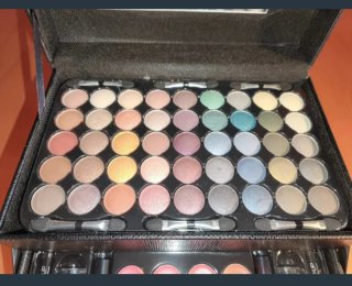 Maletín de maquillaje con espejo