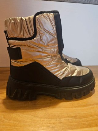 Botas de nieve doradas y negras