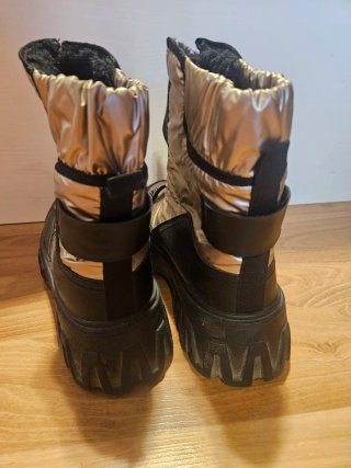 Botas de nieve doradas y negras