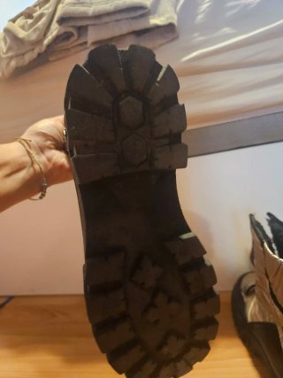 Botas de nieve doradas y negras