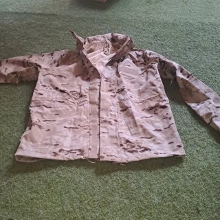 Chaqueta impermeable camuflaje beige