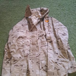 Chaqueta impermeable camuflaje beige