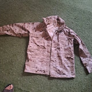 Chaqueta impermeable camuflaje beige
