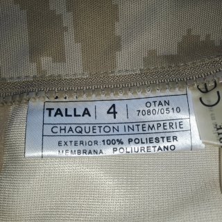 Chaqueta impermeable camuflaje beige