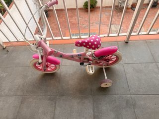 Bicicleta infantil rosa con diseño