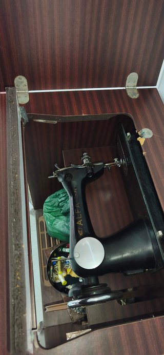 Máquina de coser Alfa antigua