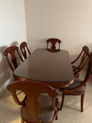 Mesa de comedor y 6 sillas de madera