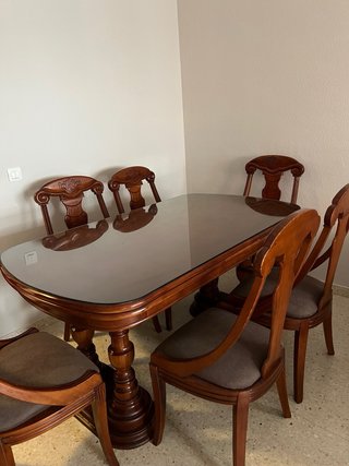 Mesa de comedor y 6 sillas de madera