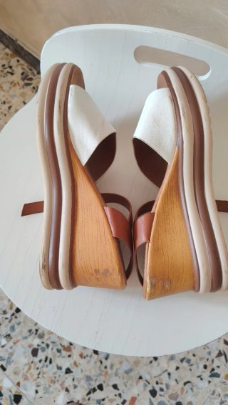Sandali con plateau marrone e bianchi