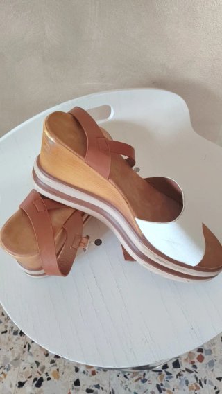 Sandali con plateau marrone e bianchi