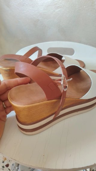 Sandali con plateau marrone e bianchi