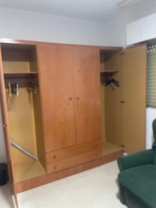 Armario de madera marrón