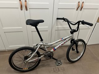 Bicicleta BMX Monty Plata