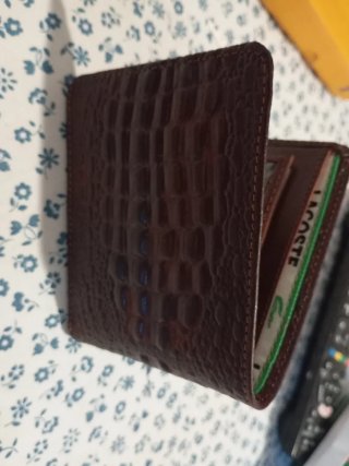Billetera de piel grabada efecto cocodrilo