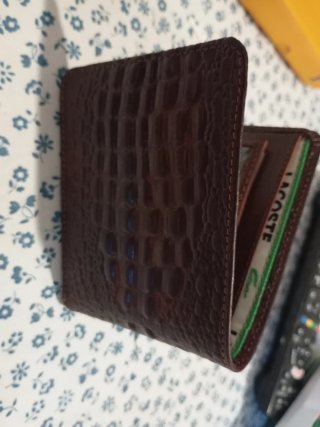 Billetera de piel grabada efecto cocodrilo