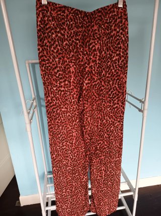 Pantalón estampado marrón y rojo
