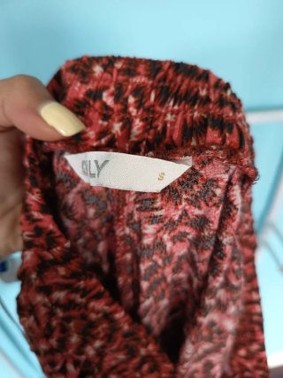 Pantalón estampado marrón y rojo