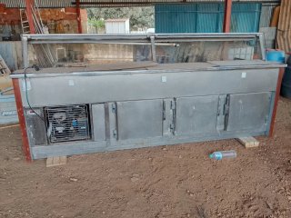 Nevera expositora refrigerada y arcón congelador