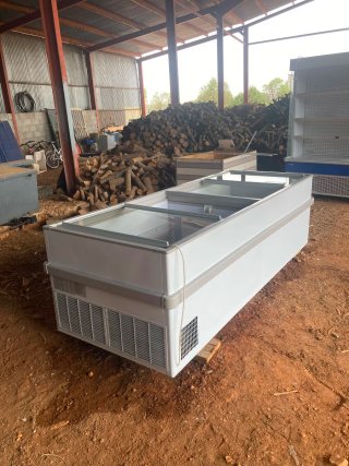 Nevera expositora refrigerada y arcón congelador