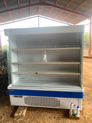 Nevera expositora refrigerada y arcón congelador
