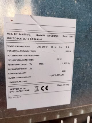Nevera expositora refrigerada y arcón congelador
