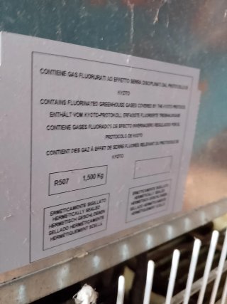 Nevera expositora refrigerada y arcón congelador