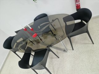 Mesa ovalada cristal, acero tubular. Space age 70s