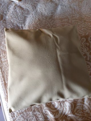 Cojín de pelo beige