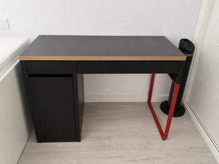 Escritorio moderno negro y rojo