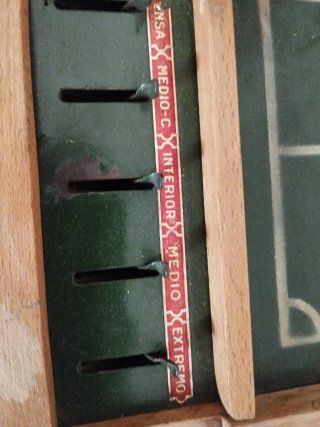 Futbolín antiguo de madera