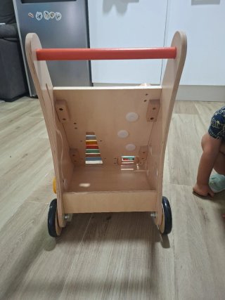 Andador de madera para bebé.