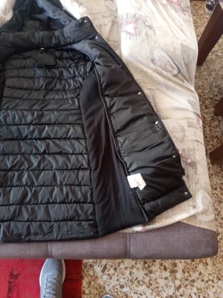 Chaqueta negra con capucha y pelo