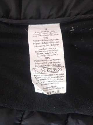 Chaqueta negra con capucha y pelo