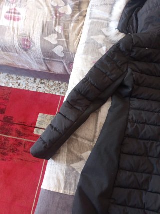Chaqueta negra con capucha y pelo
