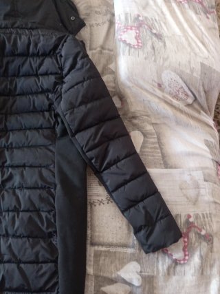 Chaqueta negra con capucha y pelo