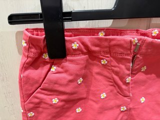 Pantalón corto Zara rosa flores amarillas bordadas