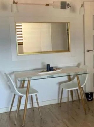 Mesa cristal y 2 sillas metal dorado