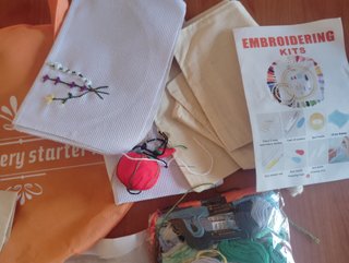 Kit de costura con hilos y accesorios
