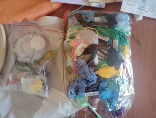 Kit de costura con hilos y accesorios