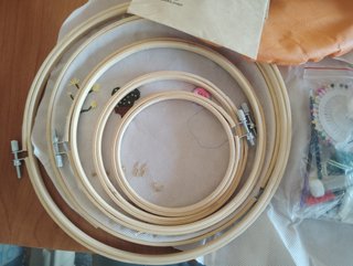 Kit de costura con hilos y accesorios