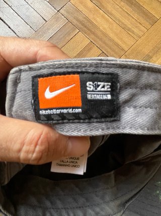 Gorra Nike Gris