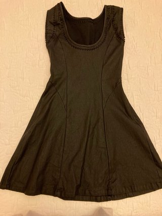 Precioso vestido negro elástio con bordados