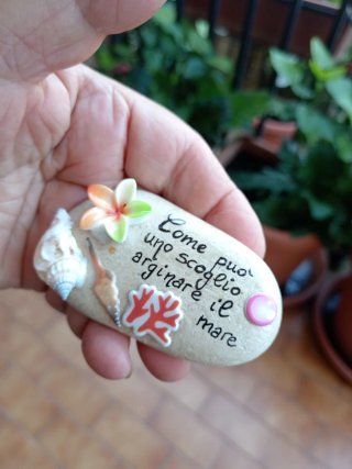 Sasso decorato a mano con dedica