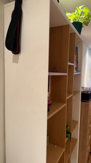 Estantería blanca con baldas de madera