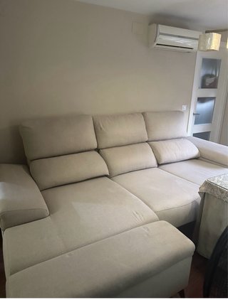 Sofá con tres plazas y Chaise Longue