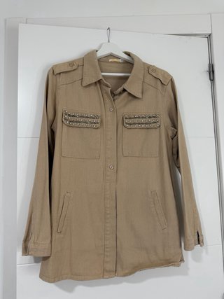 Sobrecamisa beige con tachuelas